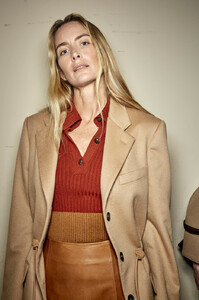 344298621_SalvatoreFerragamoFall2019BackstageFB4jnFDm2_Px.thumb.jpg.6b68900298334e704cd93358f2b6abff.jpg