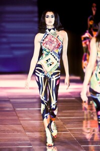 350873121_Versace1991WomenRTW202.thumb.jpg.ae0dc0a39815644afd189edb18d7b611.jpg