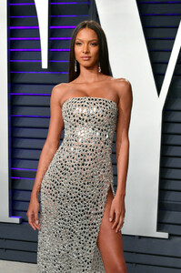 363620554_LaisRibeiro2019VanityFairOscarPartyWW5-siJrHzix.thumb.jpg.63767e0f839e65655949791c19da4b97.jpg