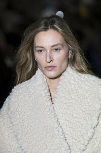 381181848_SalvatoreFerragamoFall2019DetailsZQbopd5oh2Ox.thumb.jpg.a1d7350eb6993f538a67ed6adc02f559.jpg