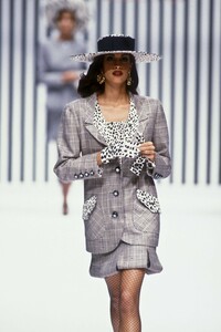 381604620_Valentino1992HauteCouture73.thumb.jpg.a4fbbb8890550cacfed0685d77aaf66c.jpg