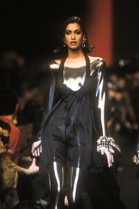 389606353_KarlLagerfeld1991WomenRTW57.thumb.jpg.6e529a888825771ee05991d5ce3d6053.jpg