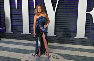 Jennifer+Lopez+2019+Vanity+Fair+Oscar+Party+rrOQLL6Is0rx.jpg