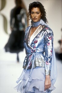 394419415_Valentino1993WomenRTW121.thumb.jpg.c99f10e732f29e6eec4978ff71206683.jpg