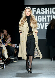 Laura+Bailey+Oxfam+Fashion+Fighting+Poverty+ofRAWZ0l7vcx.jpg