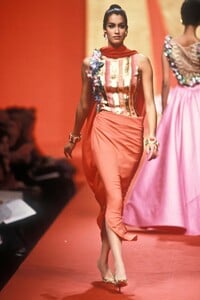 42564450_Valentino1991HauteCouture64.thumb.jpg.9d04e2b4ebc70527689b0e34624d0667.jpg