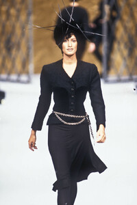 432353240_Chanel1993HauteCouture108.thumb.jpg.a146b2d47e16b74ece07ce38707c188e.jpg