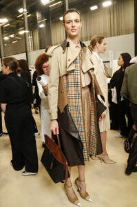 44575423_BurberryProrsumFall2019Backstagee6EIEqUO3Wlx.thumb.jpg.93c0294bb552cec47af9ac7e7f39ad14.jpg