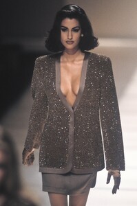 458597437_GiorgioArmani1991WomenRTW83.thumb.jpg.4db5f71dde39fd3009bbe858fcf465f4.jpg