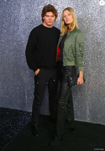 4590359-toni-garrn-et-jordan-barrett-les-celeb-950x0-1.thumb.jpg.c4fc01efcb4a3285ccff80befa1647aa.jpg