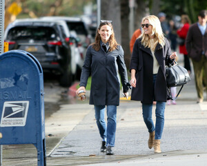 Jennifer+Garner+out+and+about+Qtv4Ev8ubyhx.jpg
