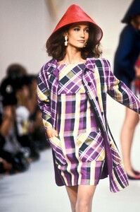 480251980_Valentino1991WomenRTW115.thumb.jpg.2d2149236939f44aa0644d23258ab760.jpg