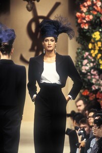 483486912_YvesSaintLaurent1993HauteCouture77.thumb.jpg.81e738516ebcf0a953c6b2fafc31ab93.jpg