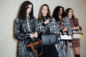 489602963_backstage-defile-longchamp-automne-hiver-2019-2020-new-york-coulisses-36(1).thumb.jpg.f7e18df58c58b6422e1e52faaca69358.jpg