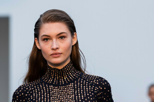 493220564_RobertoCavalliFall2019DetailsoZ5HXeXlLaXx.thumb.jpg.549e973cd679a6fab55018fc4dcb4532.jpg