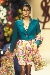 505701238_YvesSaintLaurent1993HauteCouture5.thumb.jpg.02c348606caafb0e2b11d7603f66c33f.jpg