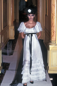 513453713_Chanel1996HauteCouture48.thumb.jpg.7b00c593b15dd6a57436eab88af19776.jpg