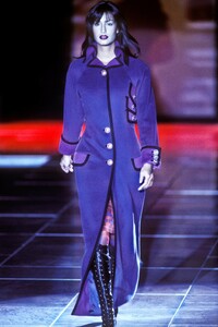 514080376_Versace1993WomenRTW130.thumb.jpg.91ffd58a6fca2d48098c723260bd83ad.jpg