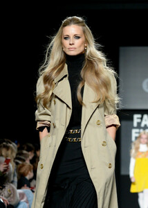 Laura+Bailey+Oxfam+Fashion+Fighting+Poverty+AkuEZ0YrIwmx.jpg
