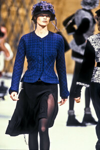 523029465_Chanel1993HauteCouture52.thumb.jpg.c32cbdff38208eb2de241759e59e3e60.jpg