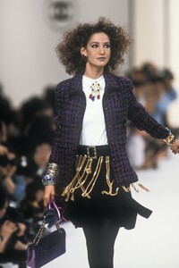 527470341_Chanel1991WomenRTW74.thumb.jpg.3296a27f7106f86b54a8a997e67b7fd8.jpg