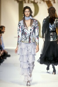 528187370_Valentino1993WomenRTW99.thumb.jpg.47adf004403667c172af9b659fbc6610.jpg