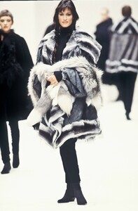 529619327_Fendi1993WomenRTW69.thumb.jpg.000c3949d4dd0ce4244d45e80b49ff95.jpg