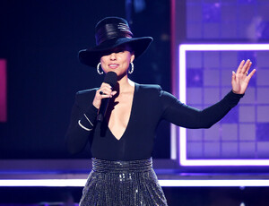 Alicia+Keys+61st+Annual+Grammy+Awards+Inside+uRvH5x2m_szx.jpg