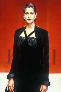 548739209_Valentino1993HauteCouture100.thumb.jpg.8f85e3182234b8364c4adbc2851e71cc.jpg