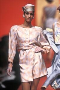 554531238_Valentino1991HauteCouture10.thumb.jpg.2d7bf8badc884200b926f0a3a0945ce4.jpg