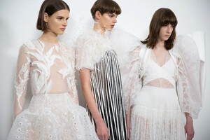 562663006_givenchy-hc-bks-m-rs19-3448(1).thumb.jpg.880ba4d495ba06f369ca4340eee1e638.jpg