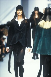 564842451_KarlLagerfeld1993WomenRTW13.thumb.jpg.aabe3edaa61087a419aa8be914cc9198.jpg