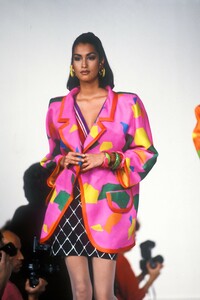 568916326_EmanuelUngaro1991HauteCouture35.thumb.jpg.dc375620e74c90d6e86e1ceb122bbf09.jpg