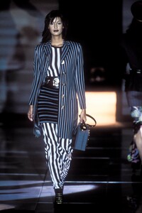 569098420_Versace1993WomenRTW45.thumb.jpg.561e7c15f97416a22e4808b26053f81d.jpg