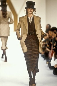 56916513_Valentino1993WomenRTW153.thumb.jpg.4ac8437a81cd935b044b7e01645ef630.jpg