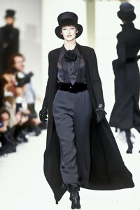 576161896_Valentino1993WomenRTW65.thumb.jpg.5ae176c97f7dc2993a59474f34cdaa87.jpg