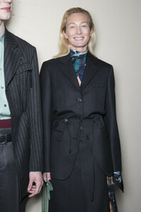 579210199_SalvatoreFerragamoFall2019BackstagelZQtDYWXUaTx.thumb.jpg.f0d5cb80c8999b226470c119119ec538.jpg