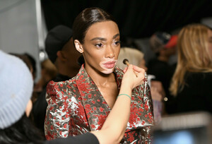 Winnie+Harlow+Cong+Tri+Backstage+February+3U_wdlDiG2wx.jpg