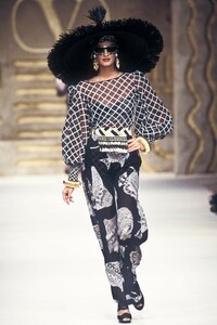 584654371_Valentino1993WomenRTW129.thumb.jpg.d04e9902cd730bded78bbfcfbd6e3020.jpg