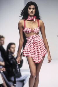 586216136_GaetanoNavarra1993WomenRTW3.thumb.jpg.d3076888183f5cd8ef4339244b0d2932.jpg