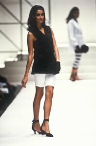 590150274_Fendi1991WomenRTW50.thumb.jpg.7b3742f30fb9ae1a1c1a787d5c3ccbbe.jpg