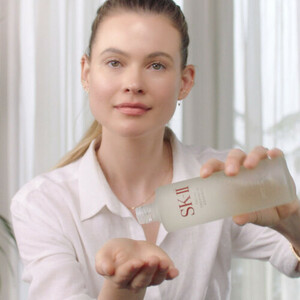 5f76ad3f-sk-ii-swipeaway-howtouseessence-pour_0dw0dw0dw0dw00000002s.jpg