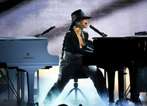 Alicia+Keys+61st+Annual+Grammy+Awards+Inside+bnzlP_xCbQOx.jpg