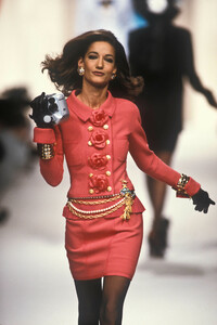 618270266_Chanel1991HauteCouture52.thumb.jpg.edcae2739a8cbf151f20de84847989e1.jpg