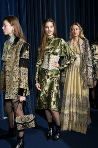 620366206_EtroFall2019BackstagelM_CUFReI1qx.thumb.jpg.aa26747a347685bf3095fabec3490eaf.jpg