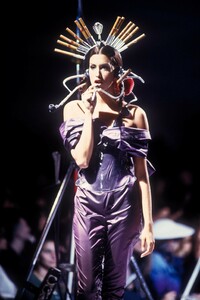 621504980_JeanPaulGaultier1992WomenRTW6.thumb.jpg.9f4f7a6915efa732d155fd8b1e90ec5b.jpg