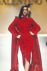 630105771_Valentino1992WomenRTW166.thumb.jpg.a3e5ea1ce13f8fe3ea6f588908c5f80d.jpg