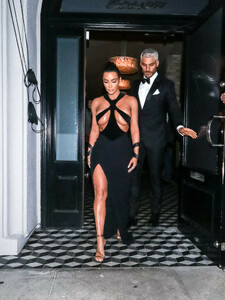 Kim+Kardashian+Kim+Kardashian+outside+Craig+b8mwJrigeckx.jpg