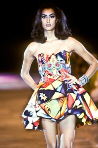 649479689_Versace1991WomenRTW147.thumb.jpg.5af851f592a68b5840bda11bd9f7c0f1.jpg