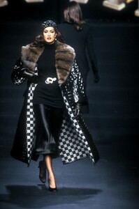 650581447_Valentino1992HauteCouture3.thumb.jpg.c70d8a3e647c172093e29e047121067f.jpg